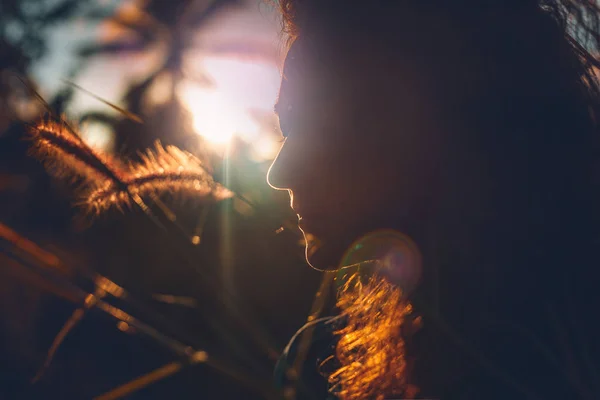 Belle Jeune Femme Sur Champ Coucher Soleil — Photo