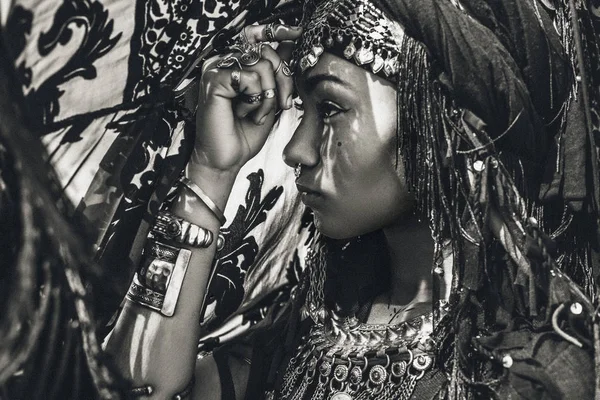 Gyönyörű fiatal stílusos törzsi táncos. Nő a keleti jelmez — Stock Fotó