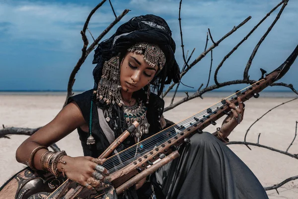 Bela jovem elegante mulher tribal em traje oriental — Fotografia de Stock