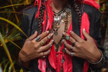 güzel genç moda kadın El Doğal tropikal arka plan üzerinde şık boho aksesuarları ile yakın çekim