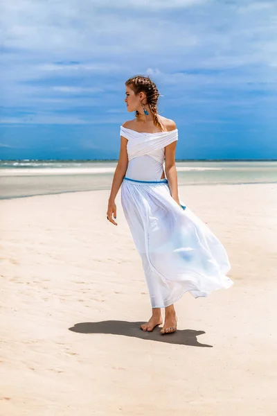 Belle Jeune Femme Mode Robe Blanche Plage — Photo