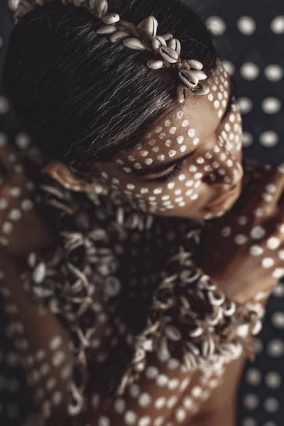 Belo Retrato Modelo Moda Atraente Jovem Com Ornamento Tradicional Pele — Fotografia de Stock