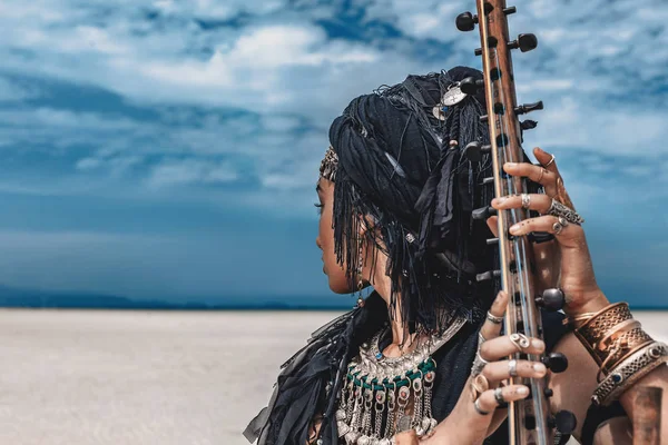 Bela Jovem Elegante Mulher Tribal Traje Oriental Jogando Sitar Livre — Fotografia de Stock