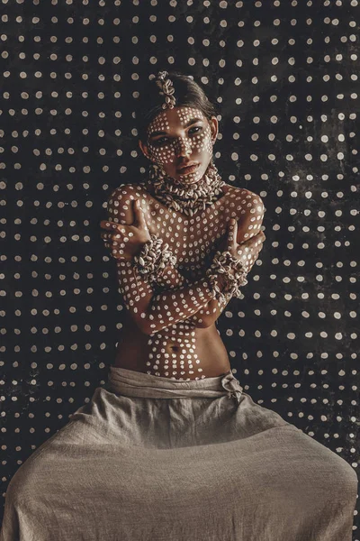 Belo Retrato Modelo Moda Atraente Jovem Com Ornamento Tradicional Pele — Fotografia de Stock