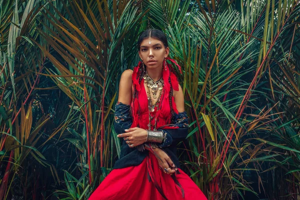 Bela Jovem Mulher Elegante Com Maquiagem Acessórios Boho Elegantes Posando — Fotografia de Stock