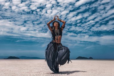 Güzel, genç, şık bir kabile dansçısı. Doğulu kadın dışarıda dans ediyor.