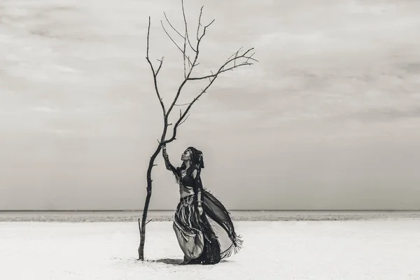 Bela Jovem Dançarina Tribal Elegante Mulher Traje Oriental Dançando Livre — Fotografia de Stock