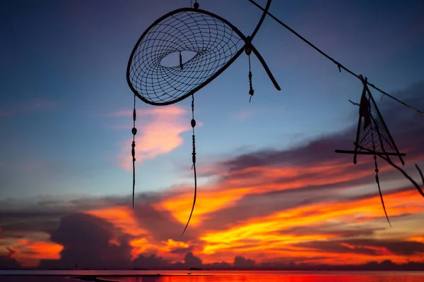 カラフルな夕日を背景に夢キャッチャー シルエット — ストック写真