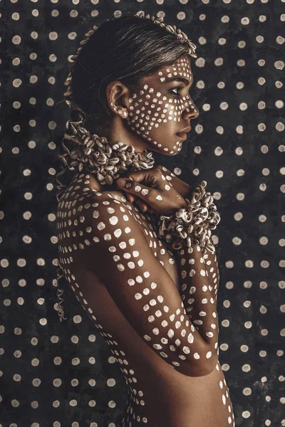 Belo Retrato Modelo Moda Atraente Jovem Com Ornamento Tradicional Pele — Fotografia de Stock