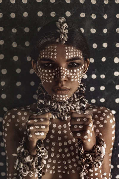Belo Retrato Modelo Moda Atraente Jovem Com Ornamento Tradicional Pele — Fotografia de Stock