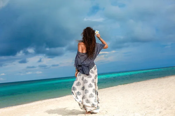 Όμορφη Μόδας Γυναίκα Που Περπατά Στην Παραλία Άνθη Πλουμέριας — Φωτογραφία Αρχείου