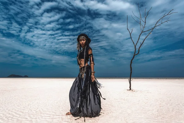 Güzel Genç Şık Kabile Dansçı Çöl Kumları Oryantal Kostüm Kadında — Stok fotoğraf
