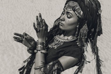 Güzel genç şık kabile dansçı. Kadın oryantal kostüm