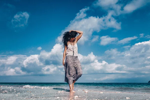 Belle femme à la mode marchant sur la plage — Photo