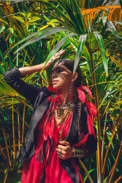 Hermosa joven mujer de moda con maquillaje — Foto de Stock