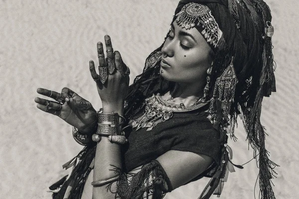 Όμορφη νεαρή χορεύτρια κομψό φυλών. Γυναίκα στην ανατολίτικη ενδυμασία — Φωτογραφία Αρχείου