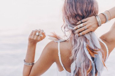 güzel genç boho kadın pembe tüyleriyle kapat