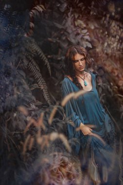 Güzel genç boho kadın portre açık havada gün batımında