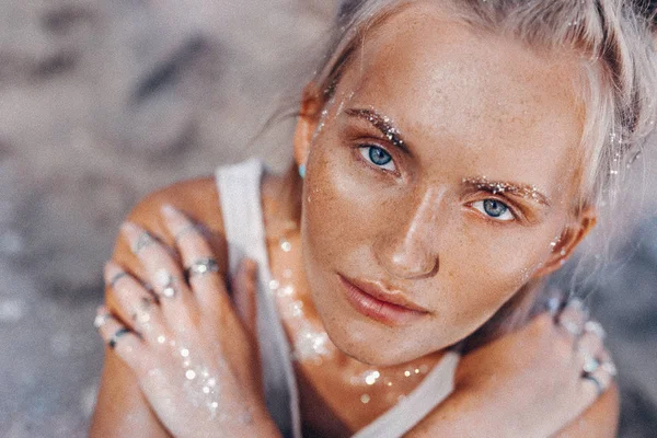 Bela jovem modelo de moda na praia. Fechar retrato — Fotografia de Stock