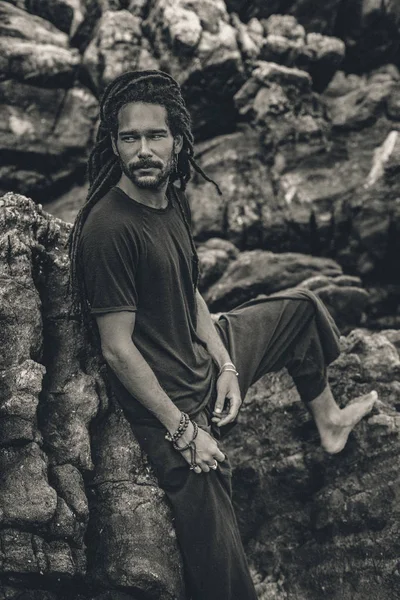 Beau jeune homme avec dreadlocks à l'extérieur . — Photo