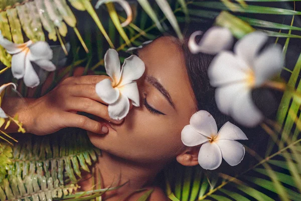Close up retrato de mulher bonita com frangipani — Fotografia de Stock
