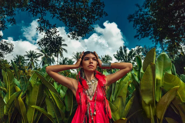 Belle jeune femme à la mode avec maquillage — Photo