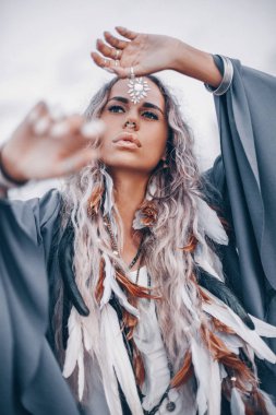 güzel genç boho kadın yakın portre pembe tüylü 