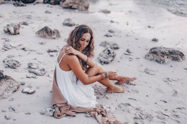 pembe tüyler ve aksesuarları ile güzel genç Boho kadın 