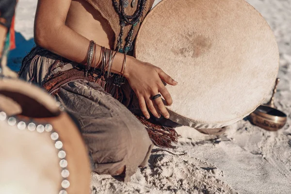Σαμάνος τύμπανο στο χέρι γυναίκα. έθνικ μουσική — Φωτογραφία Αρχείου