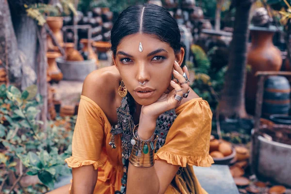 Hermosa joven mujer de moda con maquillaje — Foto de Stock