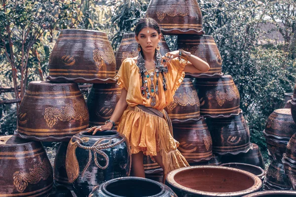 Hermosa joven mujer de moda con maquillaje — Foto de Stock