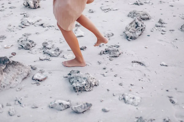Close-up van jonge vrouw benen lopen op het strand — Stockfoto