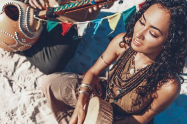 şaman davul tutarak ve müzik güzel genç kadın