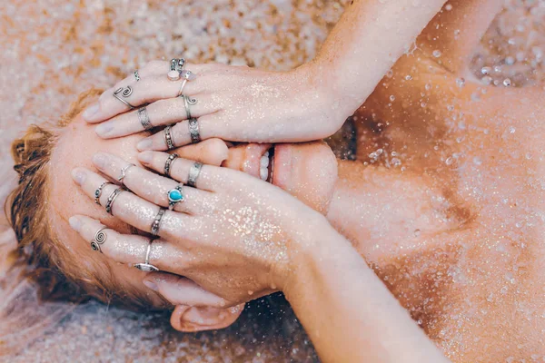 su sıçrama güzel genç kadın yakın çekim 