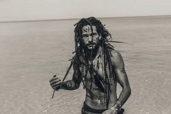 Hombre joven guapo con el patrón tradicional de pintura corporal — Foto de Stock