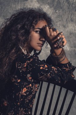 Zarif elbiseli genç ve güzel bir kadın ve boho aksesuarlar. 