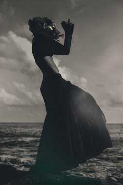 şık genç kadın açık havada. cadı zanaat ruhsal kavramı