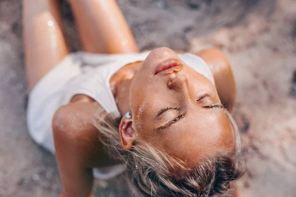 Piękna młoda kobieta na plaży zbliżenie portret — Zdjęcie stockowe