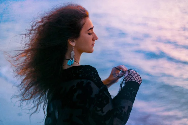 Piękna młoda Wesoła kobieta na plaży o zachodzie słońca portret — Zdjęcie stockowe