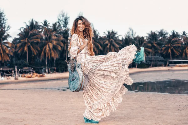 Bela jovem modelo de moda alegre em vestido branco — Fotografia de Stock