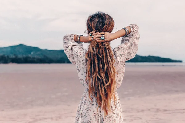 Modelo de moda jovem bonita em vestido branco fechar ao ar livre — Fotografia de Stock