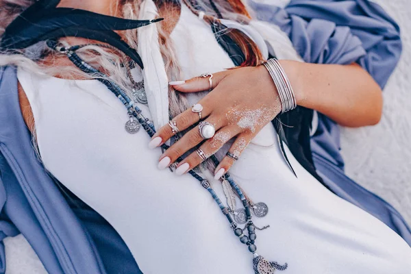 Hermosa joven boho mujer de cerca retrato con plumas rosadas — Foto de Stock