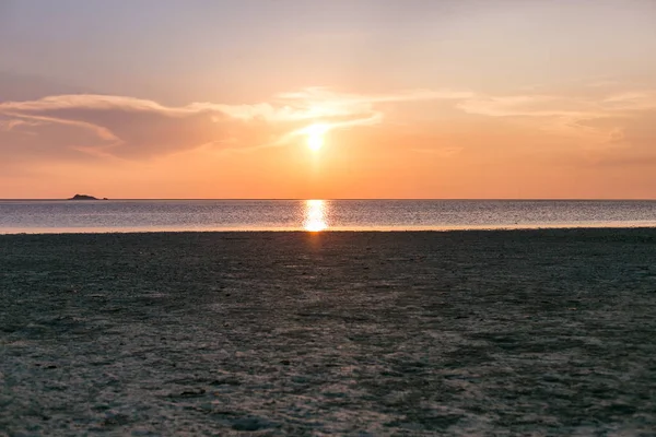 热带岛屿上的日落海滩景观 — 图库照片