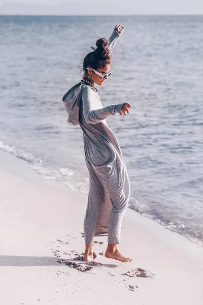 Bella giovane modello di moda allegro divertirsi sulla spiaggia — Foto Stock