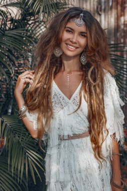 güzel genç neşeli boho tarzı kadın açık havada