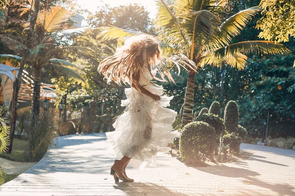 Bella giovane modello di moda allegro in abito bianco divertirsi — Foto Stock