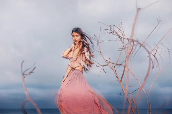 Belle jeune femme de style boho à l'extérieur avec des branches sèches — Photo