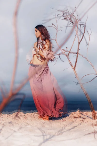 Belle jeune femme de style boho à l'extérieur avec des branches sèches — Photo