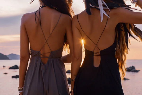 Silhouette di due giovani belle ragazze divertirsi sulla spiaggia — Foto Stock