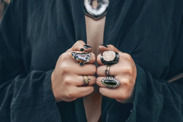 Close up de mãos de mulher com boho pedras preciosas anéis — Fotografia de Stock
